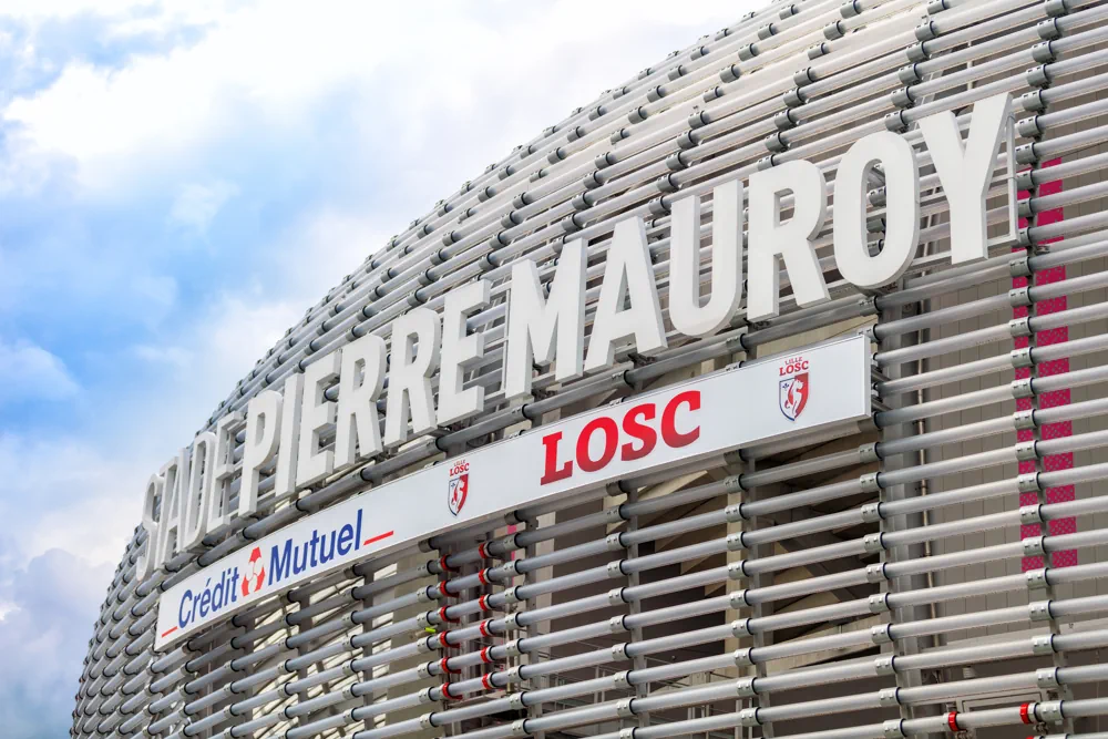 À l'extérieur du stade Pierre-Mauroy de Lille